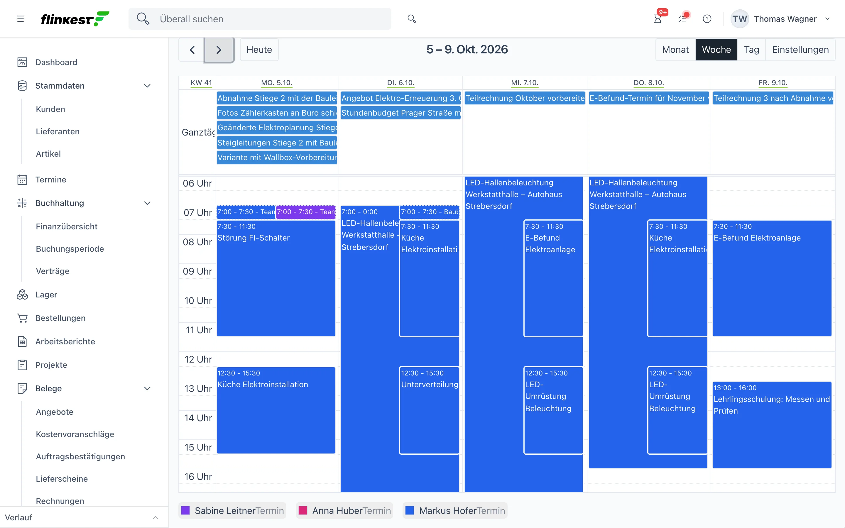 Wochenkalender mit den Terminen eines Monteurs und den fälligen Aufgaben von Büro und Monteur als ganztägige Einträge am Fälligkeitstag