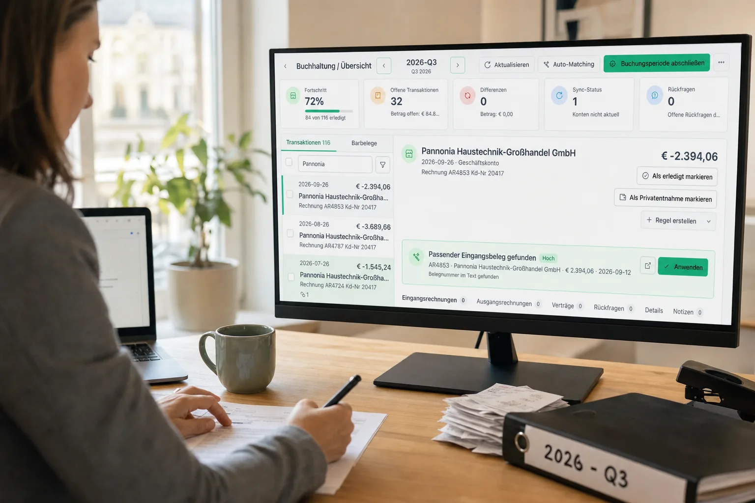 Unternehmerin hakt am Schreibtisch Belege ab, am Monitor das Buchungsperioden-Cockpit mit einem vorgeschlagenen Eingangsbeleg zur Abbuchung