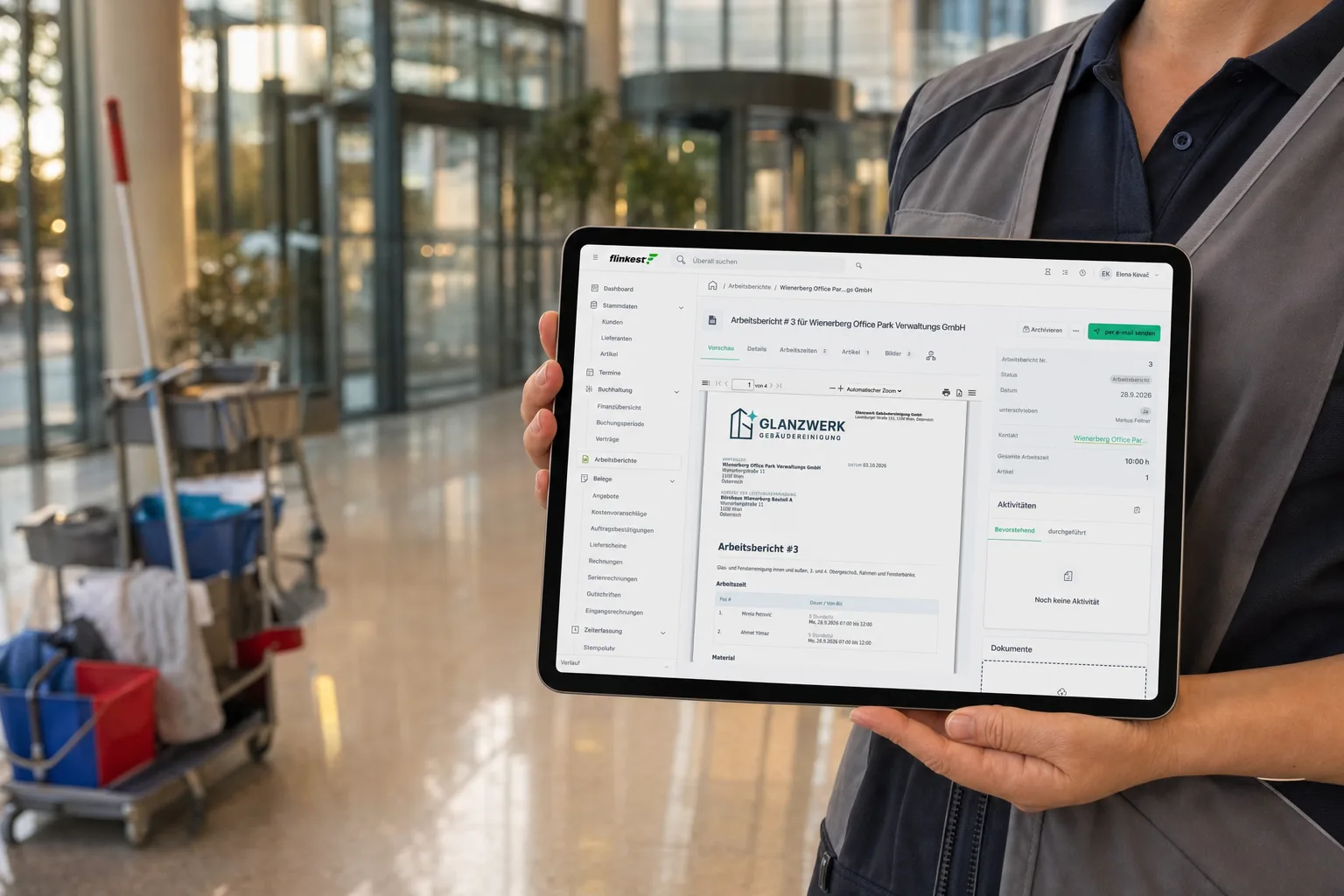 Objektleiterin in der Lobby eines Bürohauses neben dem Reinigungswagen, am iPad der unterschriebene Arbeitsbericht aus flinkest