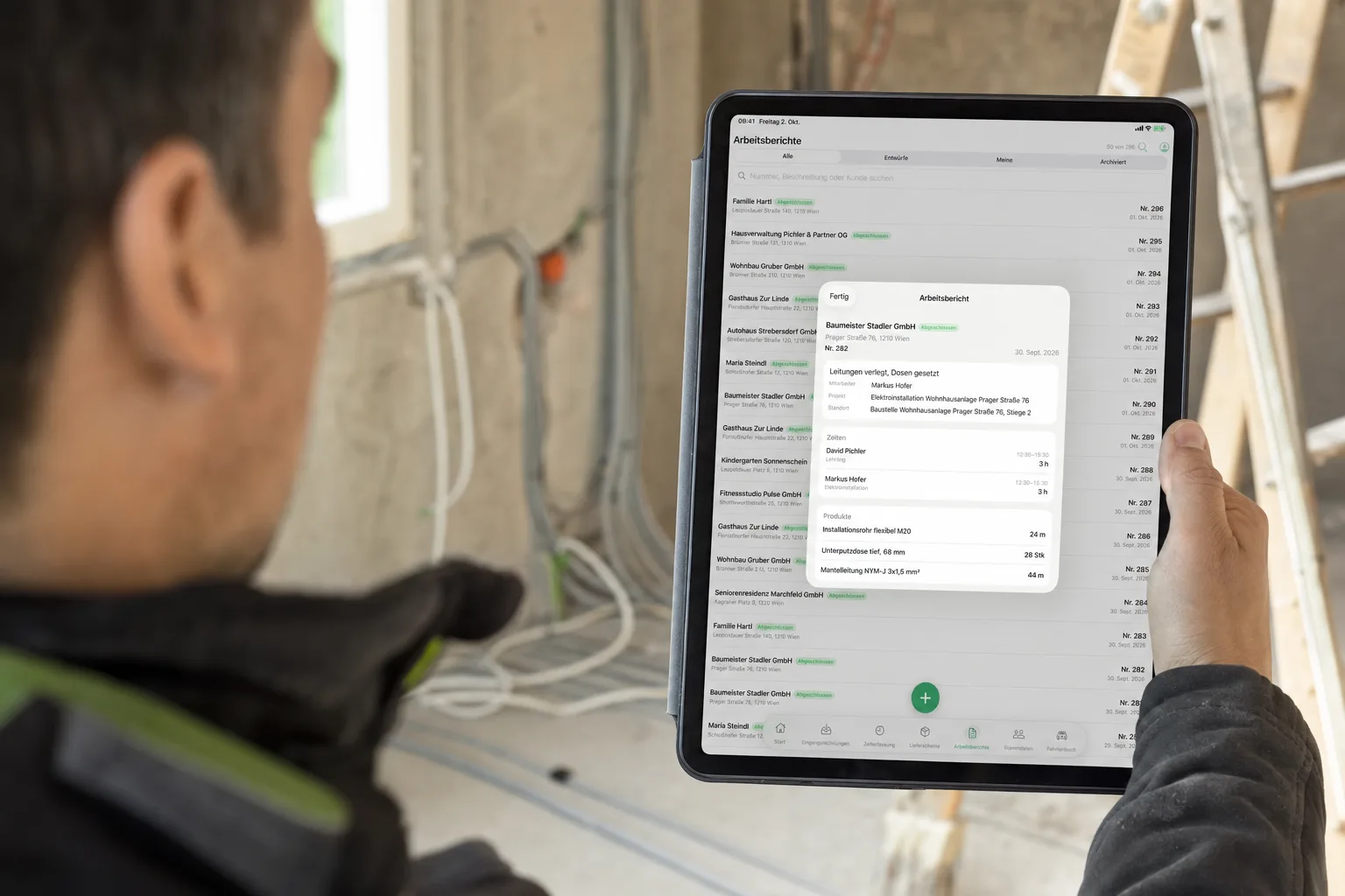 Elektriker auf der Baustelle mit dem iPad, darauf ein Regiebericht mit Stunden und Material