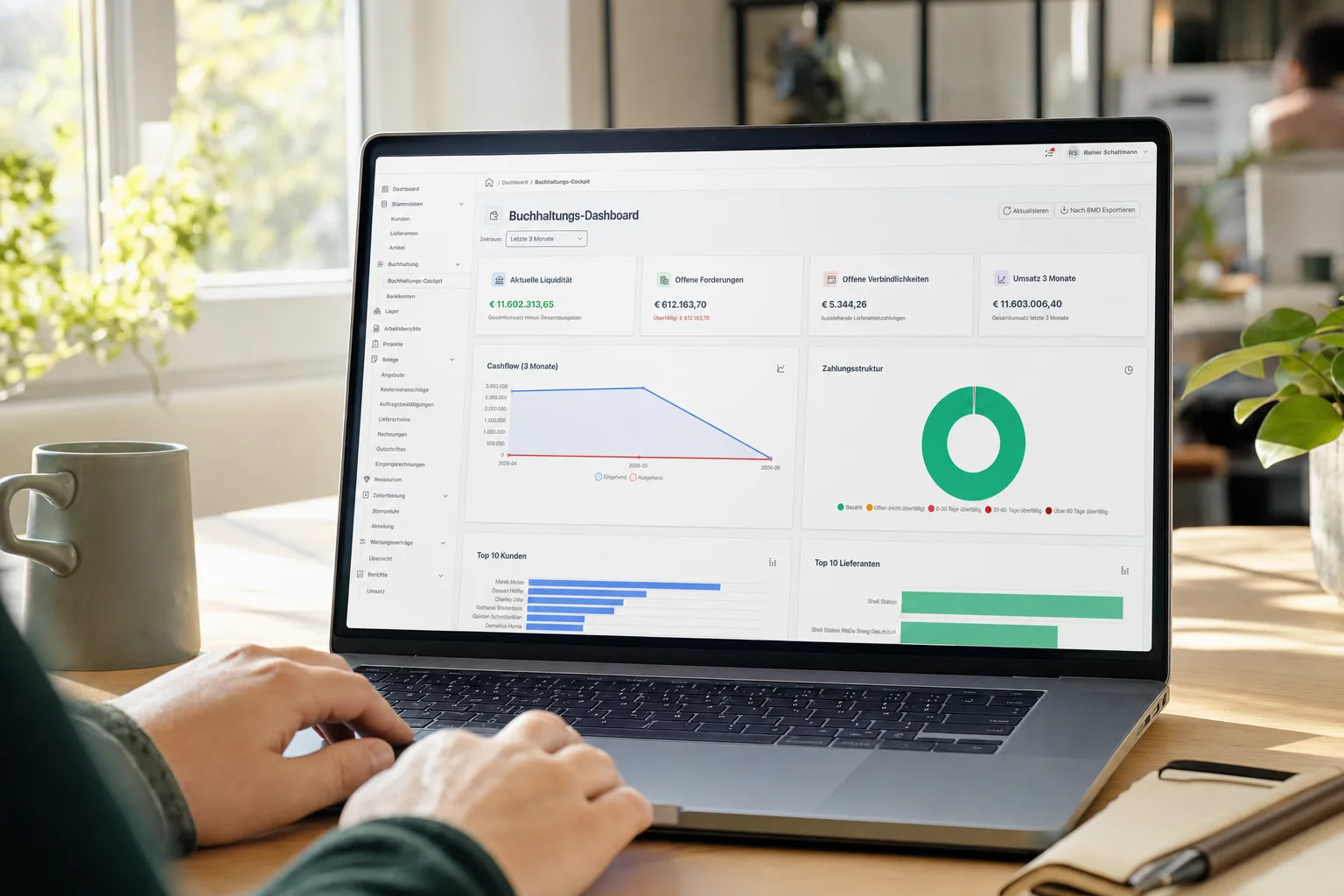 Laptop mit dem Buchhaltungs-Dashboard von flinkest auf einem Schreibtisch