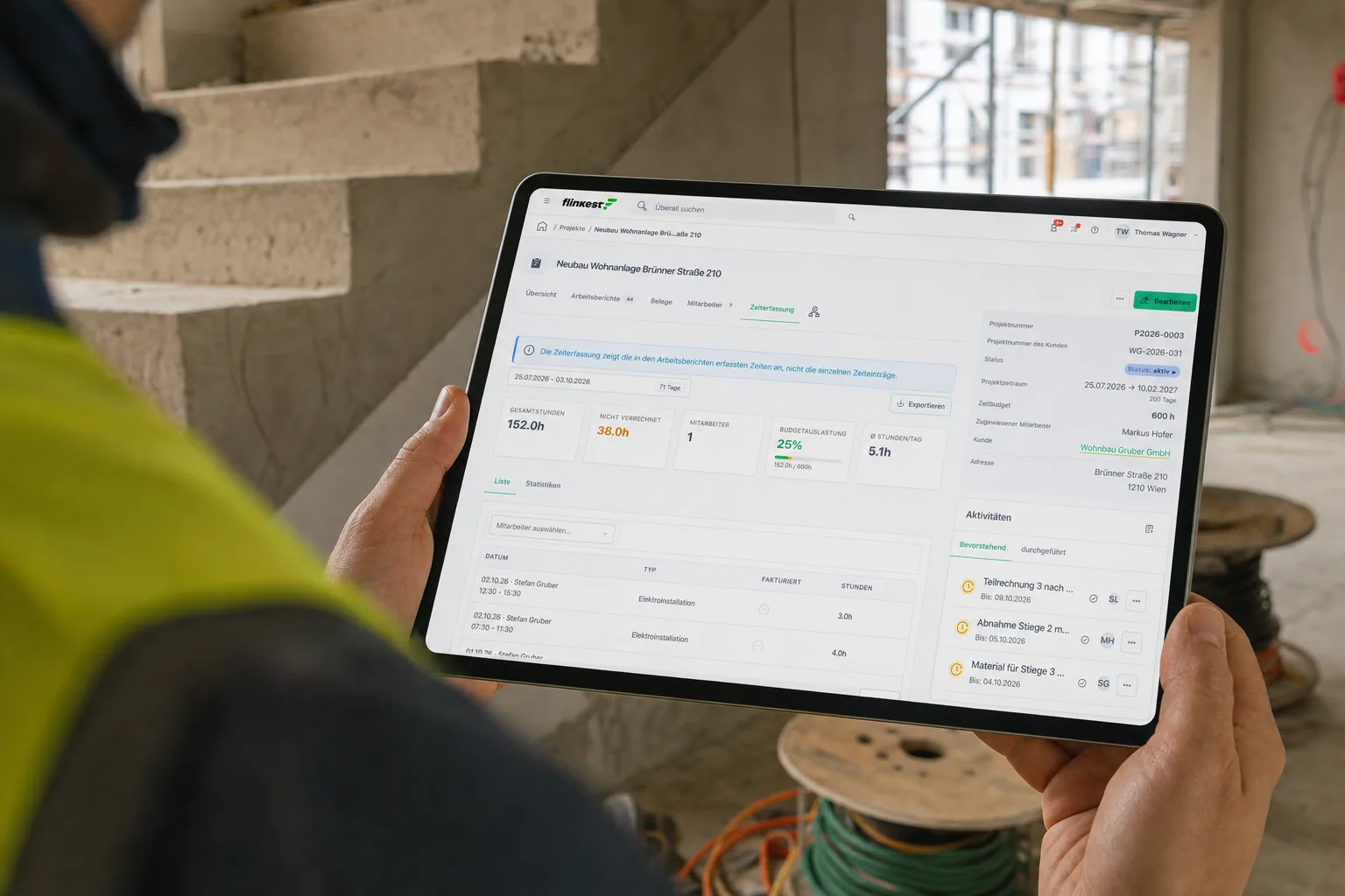 Projektleiter auf einer Neubau-Baustelle, am Tablet die Projektakte mit Stundenbudget und Arbeitsberichten