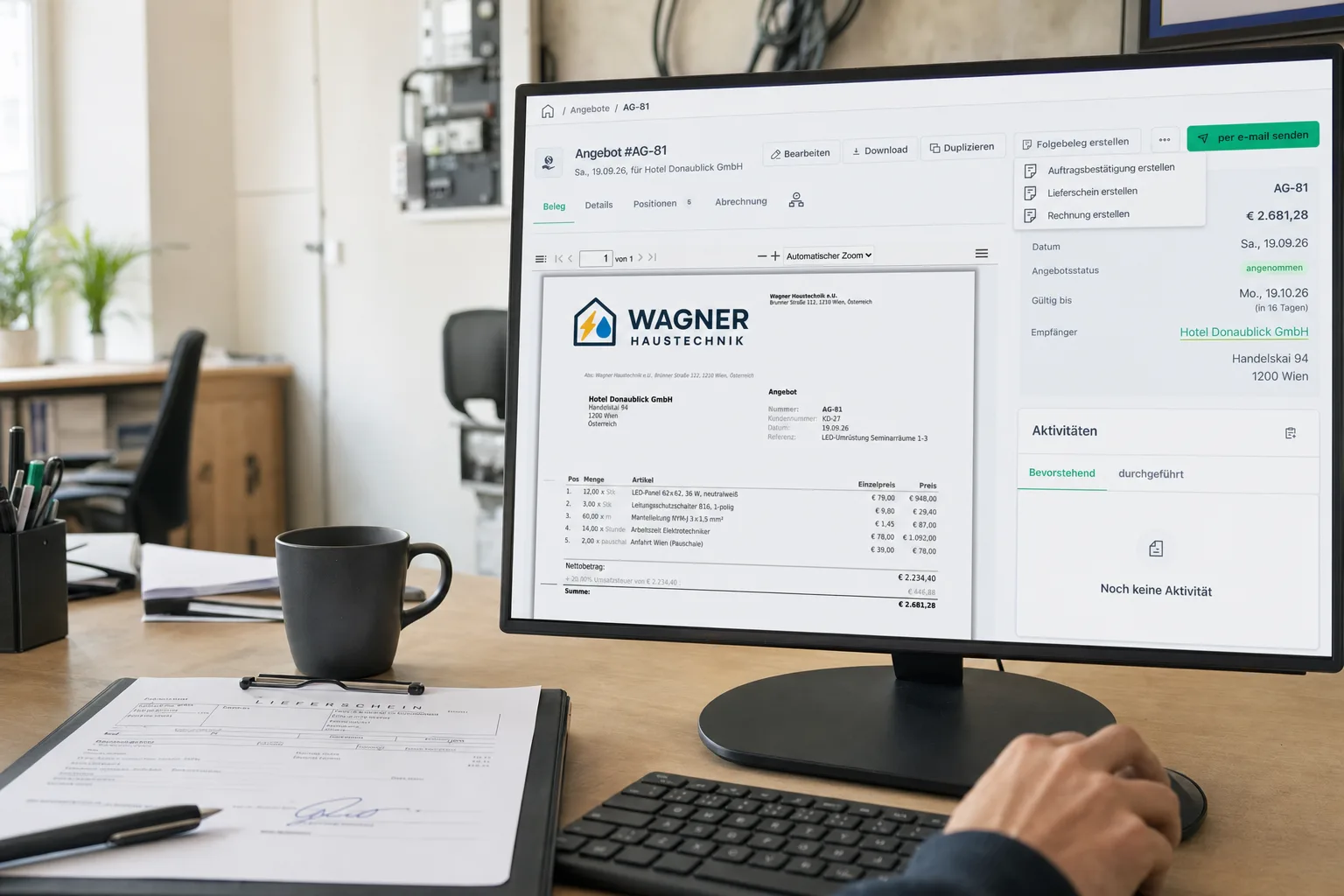 Büro eines Elektrobetriebs: am Monitor ein Angebot mit dem Menü für den Folgebeleg, daneben ein unterschriebener Lieferschein am Klemmbrett