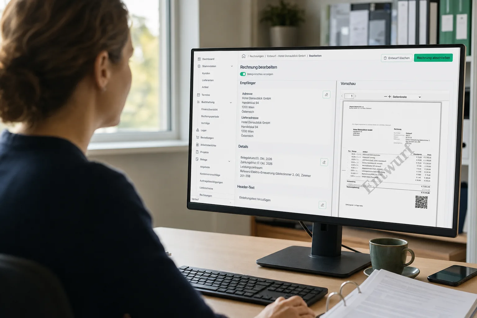 Büro eines Installationsbetriebs: am Bildschirm eine Rechnung im Rechnungsprogramm, links das Formular, rechts die PDF-Vorschau