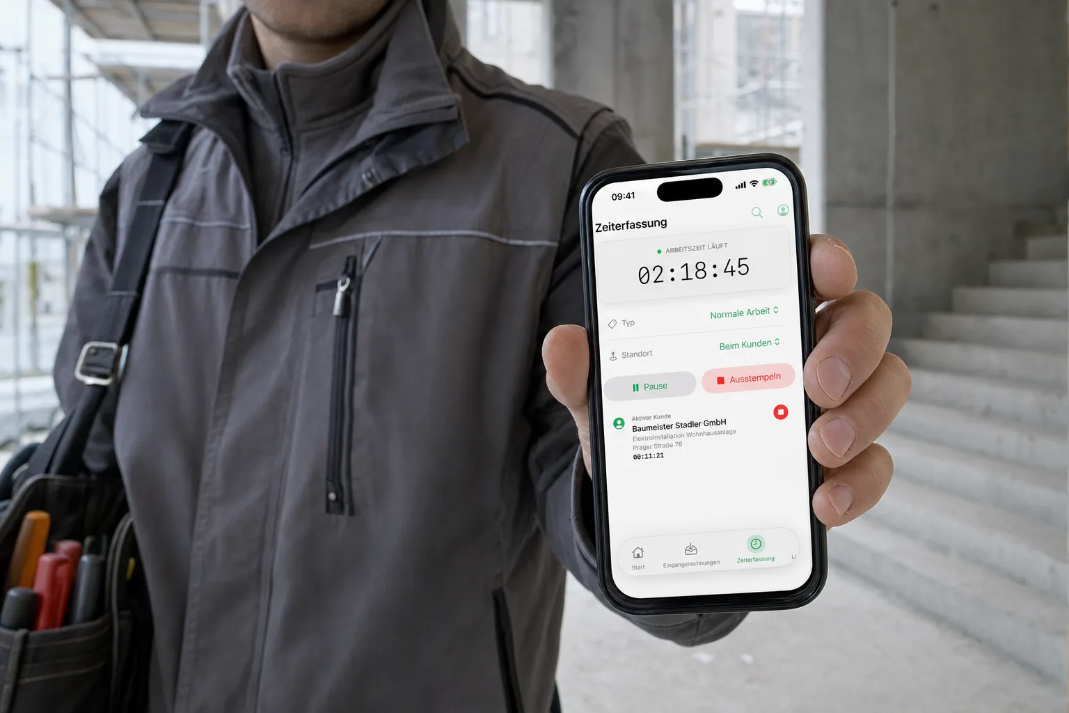 Monteur stempelt am Morgen auf der Baustelle mit der flinkest-App am Smartphone ein