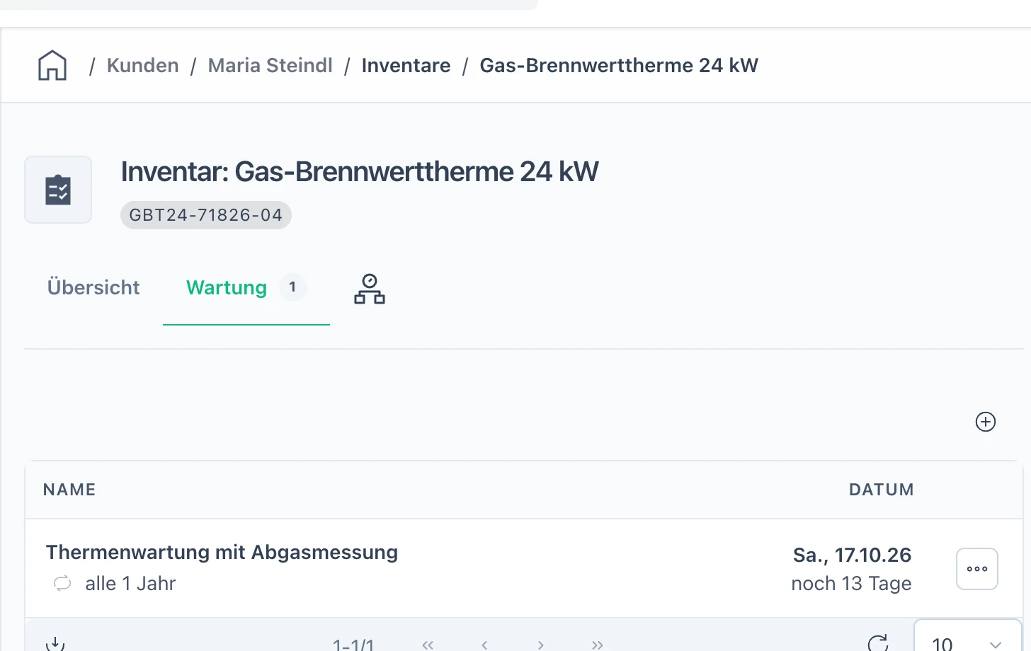 Geräteakte einer Gas-Brennwerttherme beim Kunden: Seriennummer, Lieferant und der jährliche Wartungsplan „Thermenwartung mit Abgasmessung“