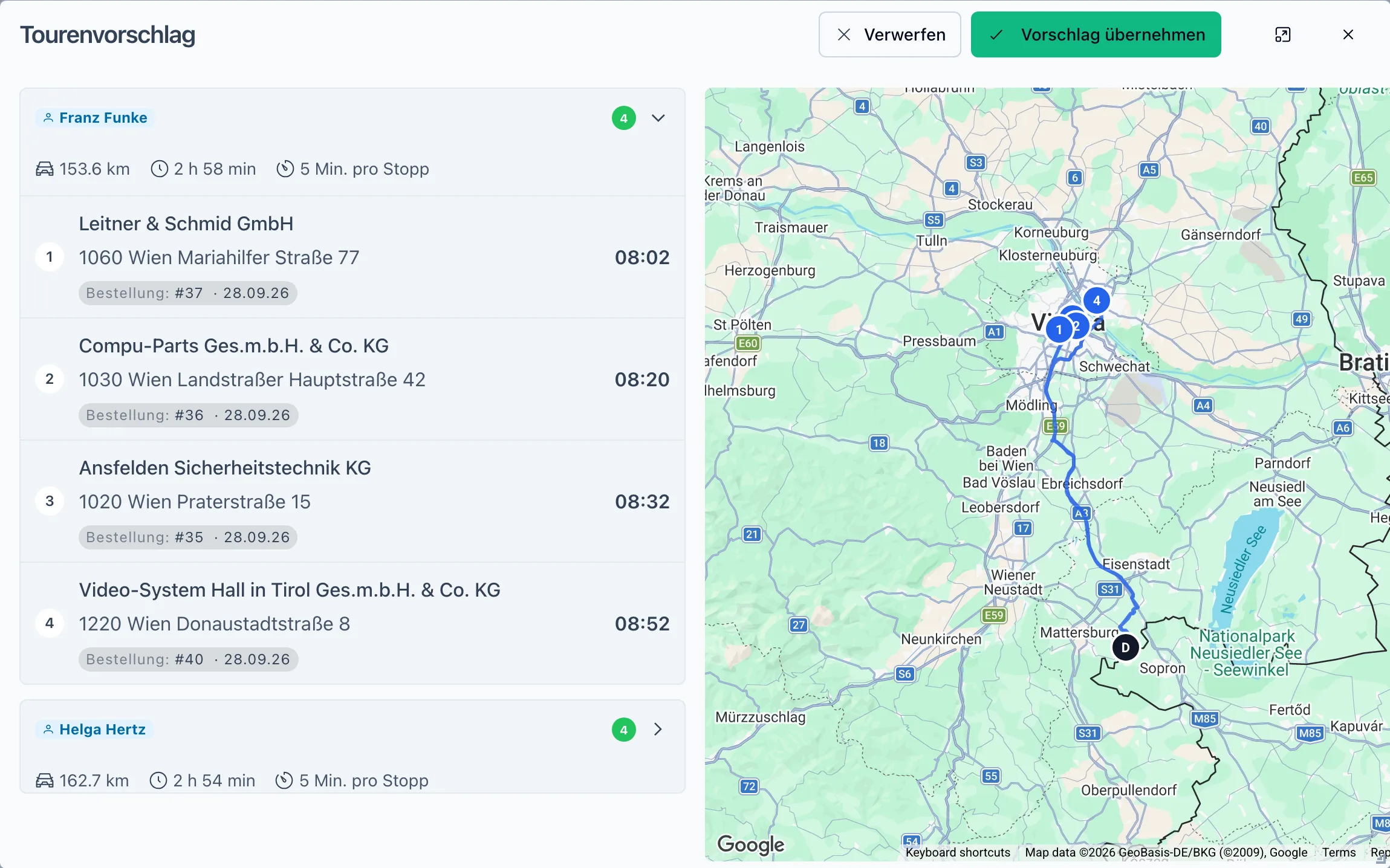 Tourenvorschlag mit zwei Fahrern, Kilometern, Fahrzeit, Ankunftszeiten je Stopp und Google-Karte
