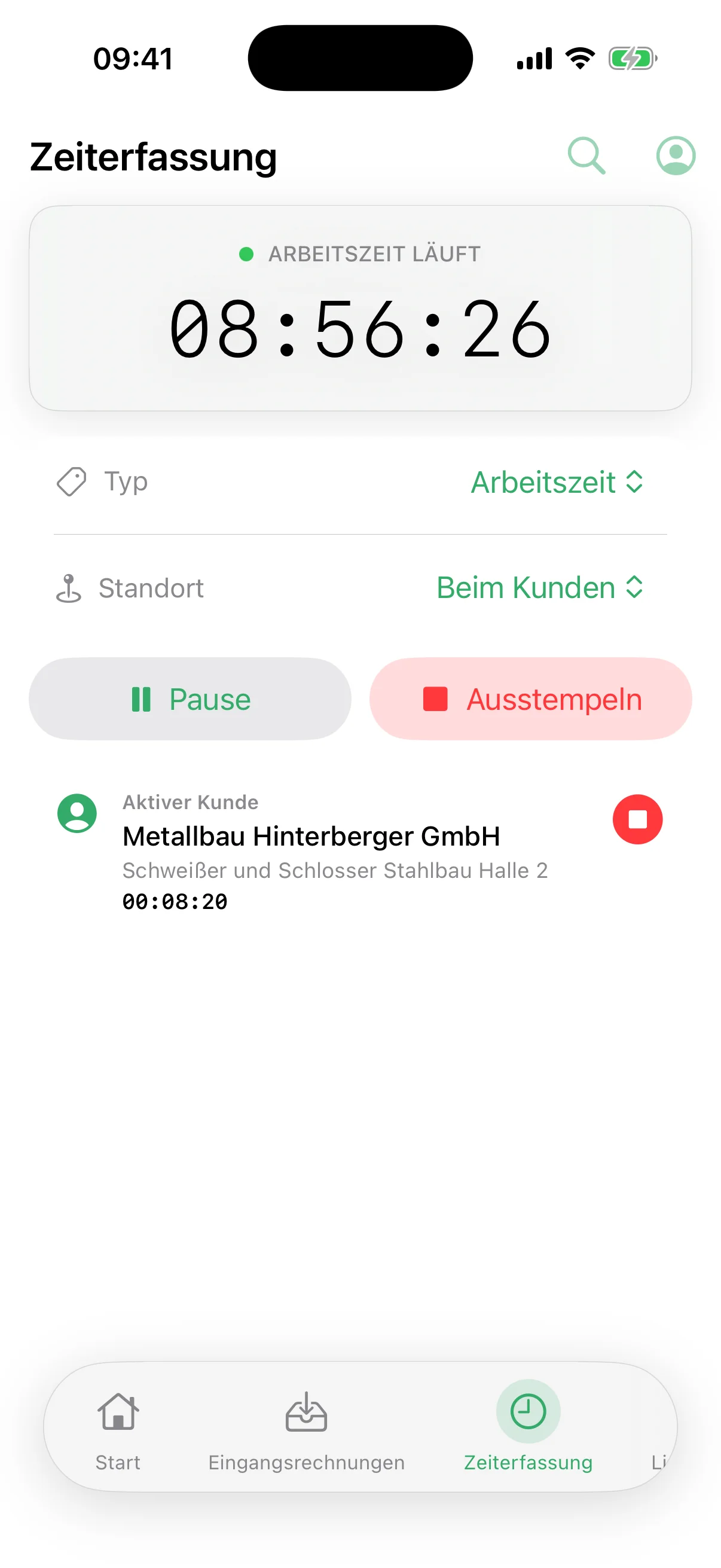 Zeiterfassung in der flinkest-App: Arbeitszeit läuft, Standort beim Kunden, aktiver Kunde Metallbau Hinterberger mit dem Einsatz Schweißer und Schlosser Stahlbau Halle 2