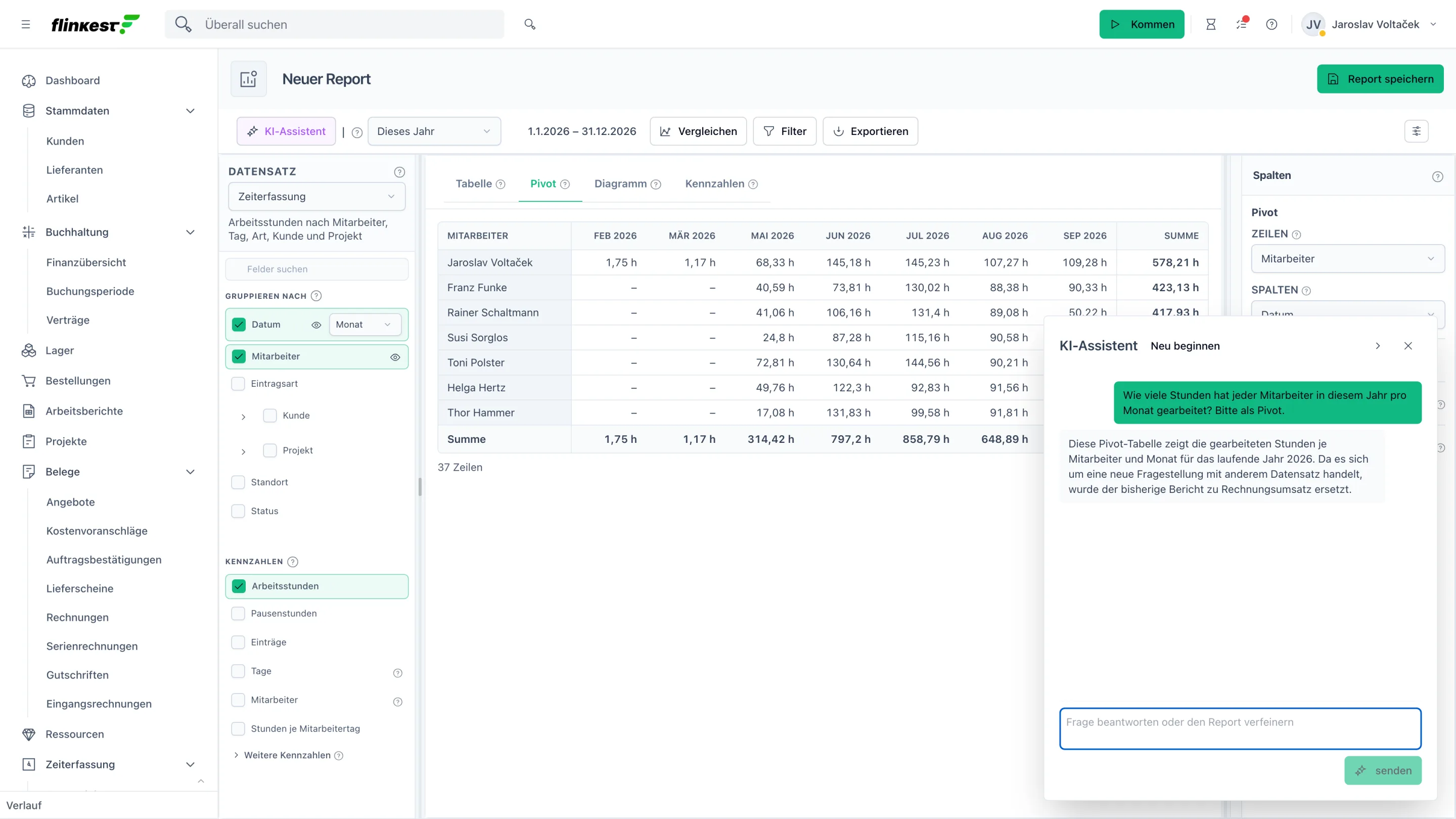 KI-Assistent im Report-Builder: Frage nach Stunden je Mitarbeiter, daneben die fertige Pivot-Tabelle