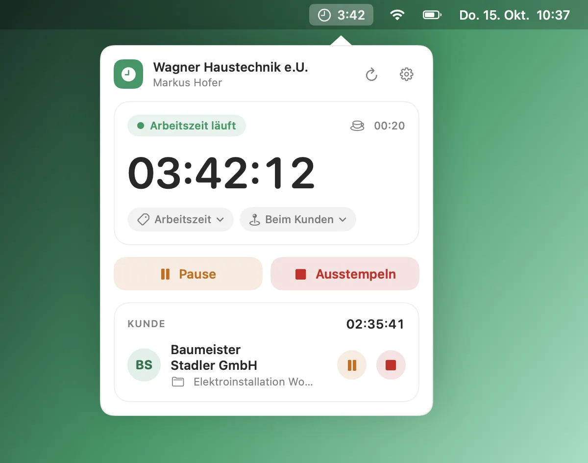 Mac-App in der Menüleiste: Arbeitszeit läuft, Standort beim Kunden, aktiver Kunde Baumeister Stadler mit Projekt